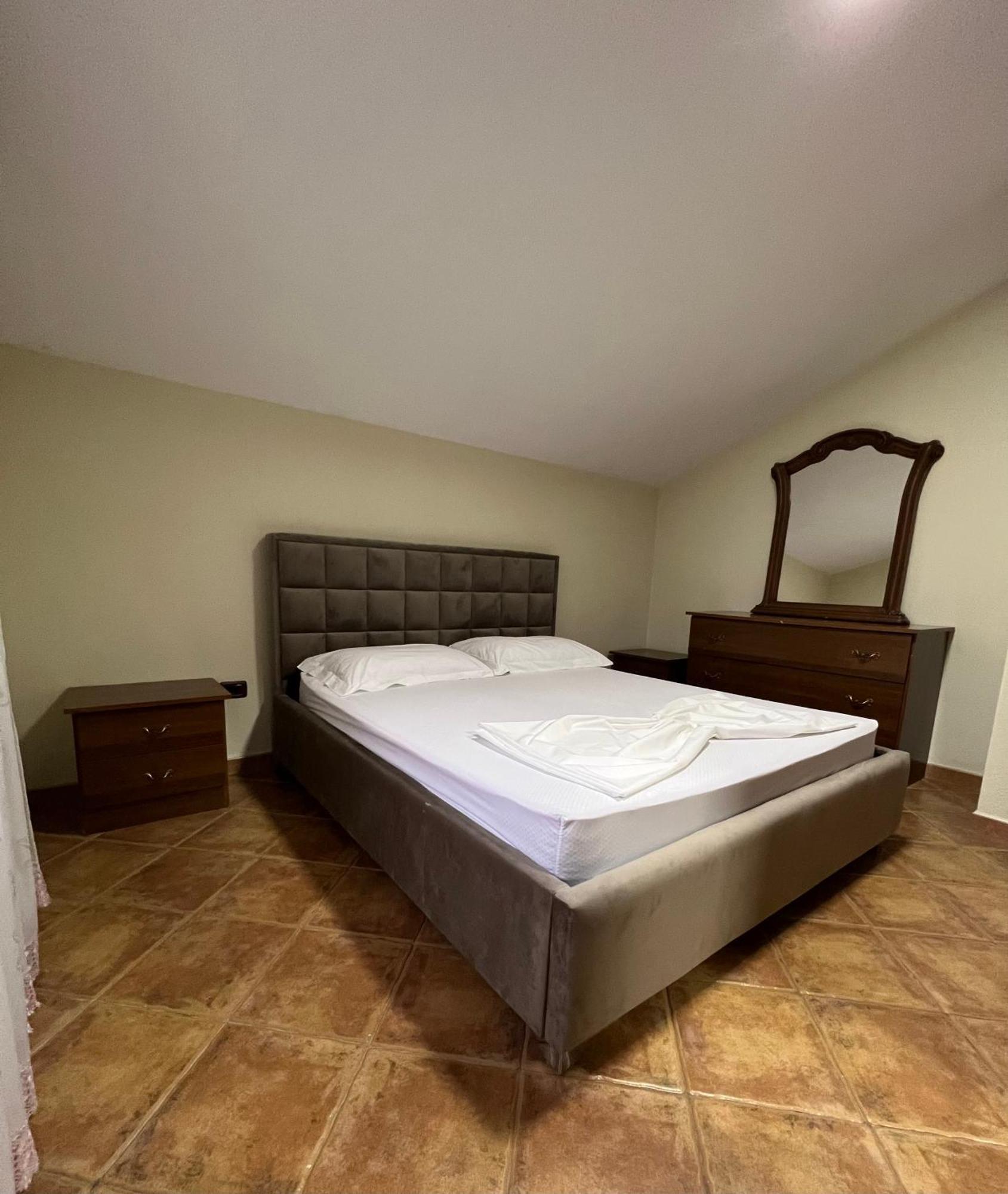Villa Sokoli, Enjoy Sunset At This Spacious Apartment Tiranë Eksteriør bilde
