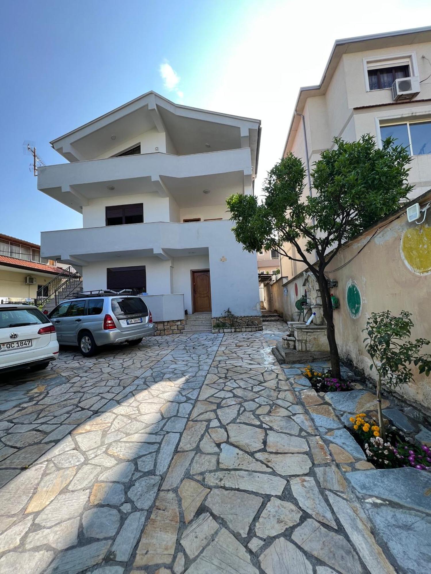 Villa Sokoli, Enjoy Sunset At This Spacious Apartment Tiranë Eksteriør bilde